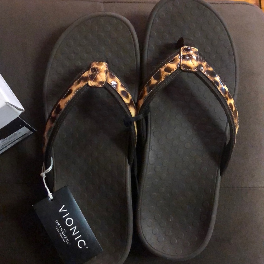 Leopard Print Vionic Flip-flops
